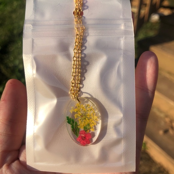 Oval shape flower necklace golden chain 18 in gift